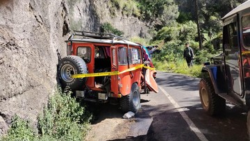 Tragedi Bromo: Jip Wisata Terguling di Jalur Kritis Pasuruan, Dua Nyawa Melayang