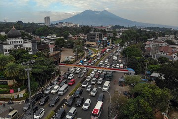 Kepadatan kendaraan terlihat di jalur menuju kawasan Puncak, Ciawi, Kabupaten Bogor, Jawa Barat, Sabtu (30/5/2026). 