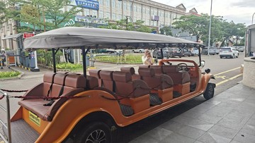 Bagi traveler yang ingin menjelajahi kawasan PIK tanpa khawatir kelelahan, kalian bisa memilih naik shuttle mirip mobil klasik yang biasa disebut 'Odong-Odong Wisata PIK'. (Hans Wilhem/detikTravel)