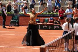 Pesona Gaun Emas Berkilau Naomi Osaka di Roland Garros, Inspirasi Gemerlap Menara Eiffel