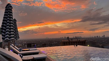 Sunset dan city light dari  28th Sky Beach Club The Trans Luxury Hotel. (Aprilia Devi/detikJatim)