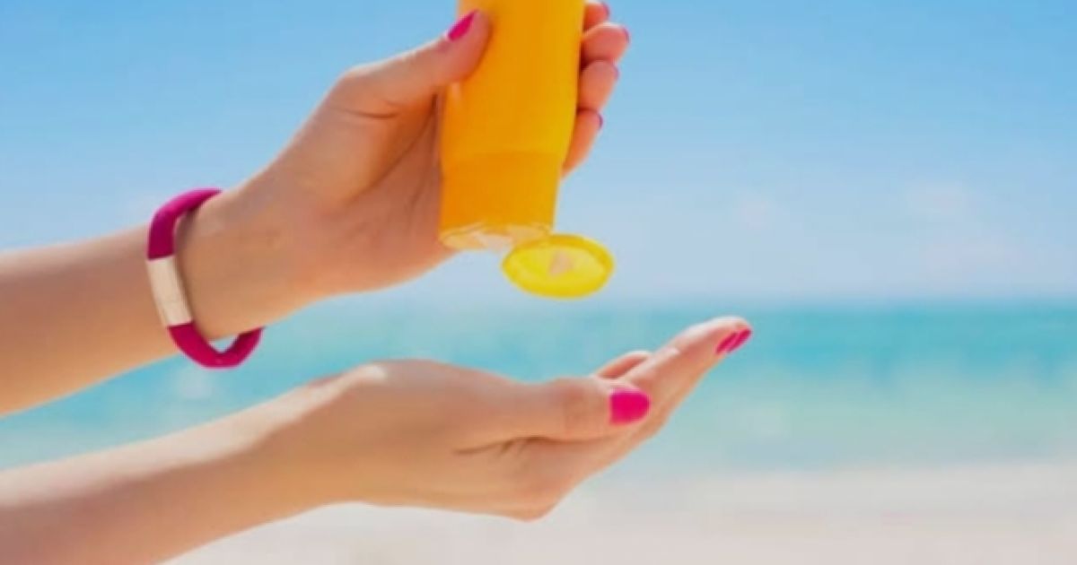 Kesalahan Saat Memakai Sunscreen yang Masih Sering Terjadi (Foto: Ilustrasi Pemakaian Sunscreen/Hello Sehat)