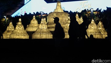 Bundaran HI Berubah Jadi Kanvas Cahaya Sambut Perayaan Waisak 2570 BE