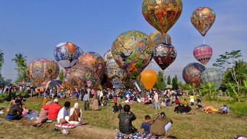 Tradisi Unik Warnai Peringatan Waisak 2570 BE di Magelang dengan Penerbangan Balon Ngawen