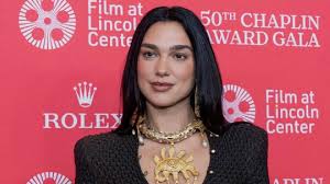 Momen Intim Pernikahan Dua Lipa dan Callum Turner di Balai Kota London