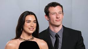 Dua Lipa dan Callum Turner resmi menikah. (AFP/JEAN BAPTISTE LACROIX)