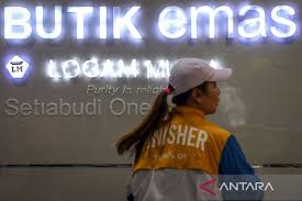 Arsip foto - Warga menunggu giliran dilayani di Butik Emas Logam Mulia (BELM) Antam Setiabudi, Jakarta, Jumat (12/7/2024).  ANTARA FOTO/Aditya Pradana Putra/foc/pri. (ANTARA FOTO/ADITYA PRADANA PUTRA)