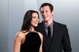 Kilas Balik Momen Romantis: Dua Lipa dan Callum Turner Resmi Jadi Pasangan Suami Istri dalam Upacara Sipil