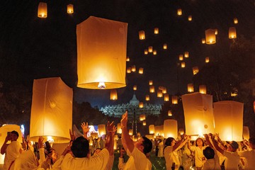 Ribuan pengunjung mengikuti Festival Lampion Waisak di kawasan Marga Utama kompleks Taman Wisata Candi Borobudur, Magelang, Jawa Tengah, Minggu (31/5/2026). ANTARA FOTO/Anis Efizudin