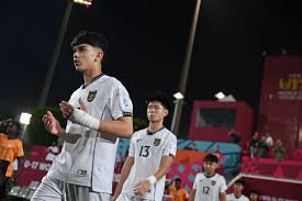 Pemain Timnas U17 Indonesia, Mathew Baker, memasuki lapangan saat akan bertanding melawan Timnas Zambia pada laga Grup H Piala Dunia U17 di Lapangan 7 Aspire Zone, Doha, Qatar, Selasa (4/11/2025).(ANTARA FOTO/BAYU PRATAMA S)