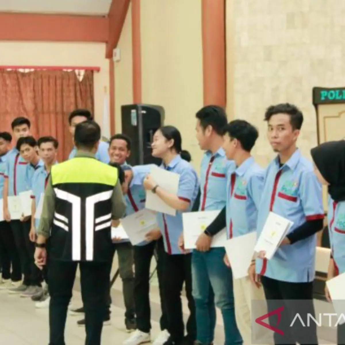 mahasiswa berpakaian rapi memegang map dokumen pendaftaran magang bumn (Foto: Antaranews)