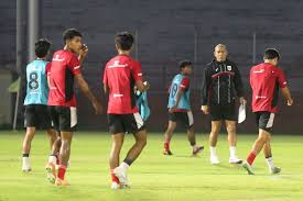 Pemain Timnas U20 Indonesia menjalani latihan yang menjadi bagian dari pemusatan latihan di Gelora 10 November Surabaya, Jawa Timur, Kamis (5/3/2026) malam.(KOMPAS.COM/SUCI RAHAYU)