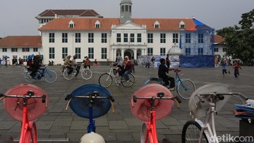 Sejumlah wisatawan menikmati suasana kawasan Kota Tua di Jakarta, Senin (1/6/2026).