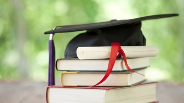 Pendaftaran beasiswa untuk mahasiswa baru 2026/2027 dibuka di berbagai daerah. Foto: Getty Images/iStockphoto/Liliboas