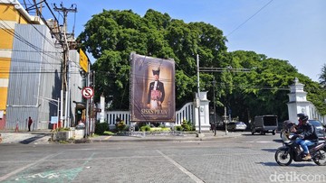 Baliho bergambar Paku Buwono XIV Mangkubumi dipasang di kawasan Gladag Solo, Senin (1/6/2026). (Tara Wahyu NV/detikJateng)