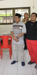 Kepala Dinas Pendidikan Jatim Aries Agung Paewai (kiri) saat meninjau pelaksanaan pengambilan PIN SPMB di SMAN 9 Surabaya. (ANTARA/Willi Irawan)