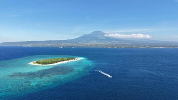 Pulau Tabuhan menawarkan hamparan pasir putih yang dikelilingi laut bergradasi biru, hijau, dan toska. Tak heran bila pulau yang dapat dijangkau 20 menit dari dermaga Basring itu kerap dijuluki Maldives-nya Banyuwangi.