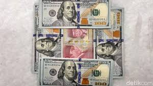 Rupiah Tertekan Dolar AS, Ekonom Ungkap Risiko Kenaikan Harga Barang Impor dan Inflasi