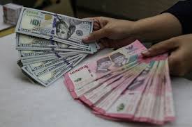 Ilustrasi nilai tukar rupiah. Nilai tukar rupiah kembali tertekan hingga menyentuh kisaran Rp 17.600 per dollar AS. Jika rupiah terus melemah hingga Rp 20.000 per dollar AS, ekonom menilai tekanan terhadap ekonomi domestik bisa semakin berat.
(ANTARA FOTO/Darryl Ramadhan)