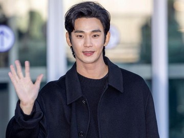 Penampilan Kim Soo Hyun sebelum menghadiri peragaan busana Prada Fall/Winter 2025 di Milan. Foto: ImaZins via Getty Images/The Chosunilbo JNS