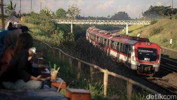 Menikmati senja dan kereta di Jogja (Jauh Hari Wawan S/detikJogja)