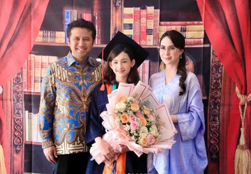 Pesona Lakeisha Ariestia Dardak di Momen Kelulusan SD, Disebut Mirip Sang Ibu Arumi Bachsin