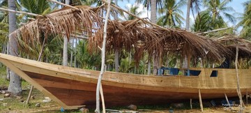 Perahu kayu buatan suku Bugis yang menetap di Karimunjawa.