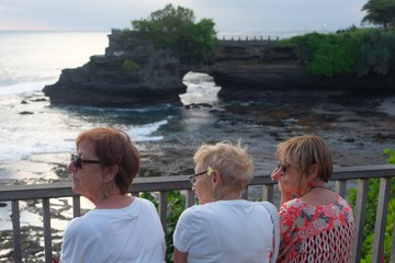 Wisatawan mancanegara mengunjungi Daya Tarik Wisata Tanah Lot di Tabanan, Bali, Selasa (2/6/2026). ANTARA FOTO/Nyoman Hendra Wibowo