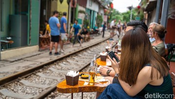 Turis di Hanoi Train Street Foto: CNN