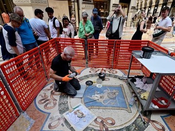 Tradisi Turis Bikin ‘Banteng Keberuntungan’ di Galleria Milan Aus, Kini Butuh Perbaikan Serius