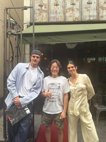 Momen Kebersamaan Kendall Jenner dan Jacob Elordi di Tokyo, Cicipi Kuliner Pizza Ikonik