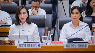 Menteri Pariwisata Widiyanti Putri Wardhana dan Wakil Menteri Pariwisata Ni Luh Puspa dalam rapat kerja di Komisi VII DPR, Rabu (3/6/2026).Foto: Kementerian Pariwisata