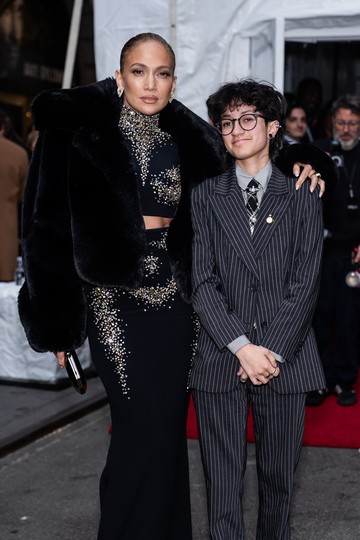 Momen Haru Jennifer Lopez Pecah Tangis Bahagia Saat Anak Kembarnya Lulus SMA dan Raih Beasiswa Kuliah