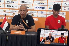 Pelatih timnas Indonesia U19, Nova Arianto (tengah) saat memberikan keterangan dalam konferensi pers usai pertandingan di Stadion Utama Sumatera Utara, Senin (1/6/2026).(KOMPAS.com/CRISTISON SONDANG PANE)
