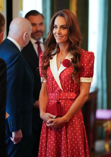 Pesona Merah Menyala Kate Middleton: Simbol Keberanian dan Harapan di Acara Amal Kanker