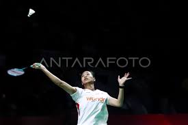 Pebulu tangkis tunggal Indonesia Putri Kusuma Wardani mengembalikan kok ke arah pebulutangkis putri China Chen Yu Fei saat bertanding pada babak 8 besar Polytron Indonesia Open 2026 di Istora Senayan, Jakarta, Jumat (5/6/2026). Putri Kusuma Wardani gagal melaju ke babak 4 besar usai kalah dua gim 13-21 dan 20-22. ANTARA FOTO/Asprilla Dwi Adha/YU