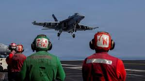 Sebuah jet tempur AS lepas landas dari kapal induk AS untuk melancarkan serangan terhadap Iran (dok. U.S. Navy/Handout via REUTERS)