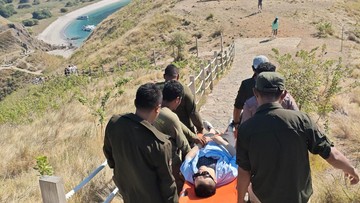 Petugas mengevakuasi turis China, Han Zhiwei, yang pingsan saat trekking di Pulau Padar, Taman Nasional Komodo, Labuan Bajo, Manggarai Barat, NTT, Minggu (7/6/2026). (Dok. Polhut BTNK)