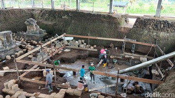 Kepingan logam diduga emas itu ditemukan di bawah lantai Candi Losari pada Selasa (21/4/2026). Candi itu berada di Desa Salam, Kecamatan Salam, Kabupaten Magelang, Jawa Tengah. (Eko Susanto/detikJateng)