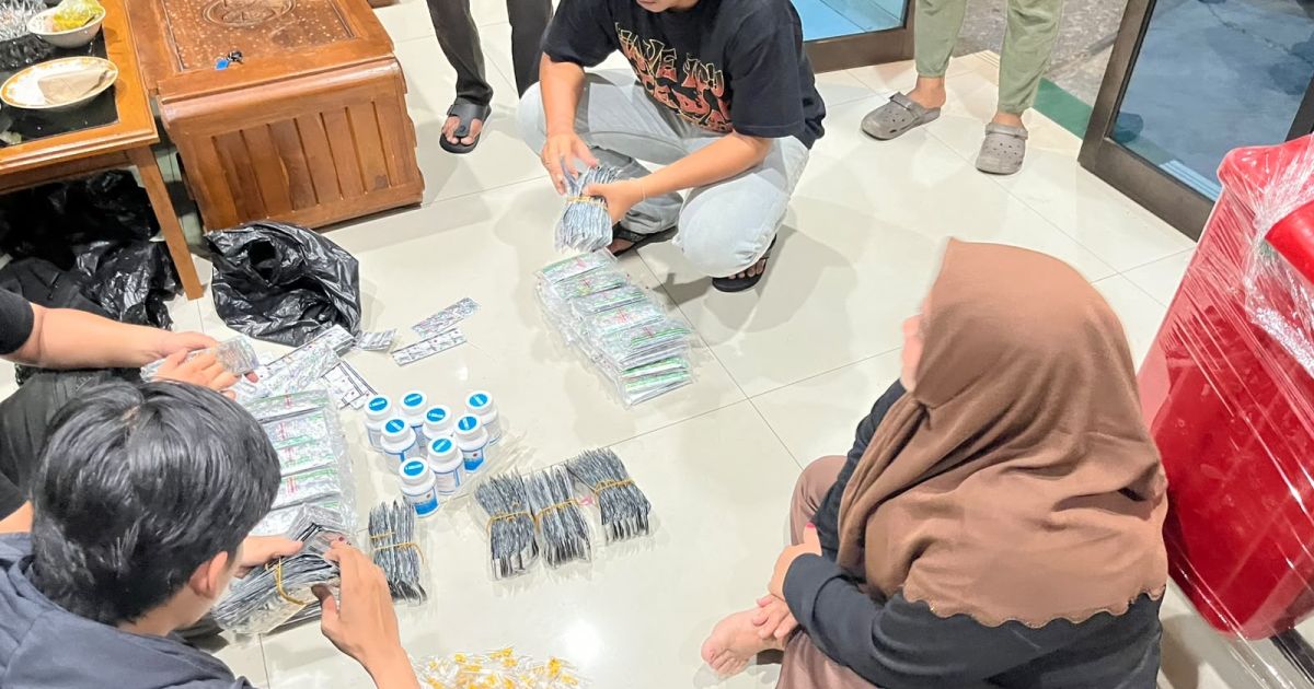 Subdit Gakkum Ditpolairud Polda Metro Jaya membongkar peredaran obat keras ilegal dengan menangkap dua orang tersangka. [Foto: Ditpolairud Polda Metro Jaya]