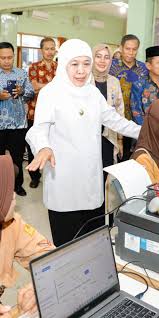 Gubernur Jawa Timur Khofifah Indar Parawansa (tengah) didampingi Kepala Dinas Pendidikan Jatim Aries Agung Paewai (kiri), Bupati Ngawi Ony Anwar, dan jajaran menyapa para siswa saat meninjau Sistem Penerimaan Murid Baru (SPMB) di SMKN 1 Ngawi, Jawa Timur untuk memastikan proses SPMB tingkat SMA sederajat berjalan lancar dan tertib. ANTARA/HO-Biro Adpim Pemprov Jatim