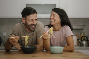 Mengurai Fenomena 'Wildflowering': Strategi Santai Gen Z Menjalani Hubungan Tanpa Tekanan Status