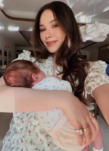 Momen Kehangatan Alyssa Daguise Mengasuh Putri Kecilnya, Detail Perhiasan Mewah Jadi Sorotan