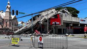 Sejumlah ruas jalan ditutup di dekat bangunan yang ambruk akibat gempa bumi berkekuatan magnitudo 7,8 di General Santos, Filipina, Senin (8/6/2026). Gempa dangkal yang berpusat di dekat pesisir Mindanao itu memicu peringatan tsunami dan menyebabkan kerusakan bangunan serta gangguan layanan publik di sejumlah wilayah. REUTERS/Edwin Espejo