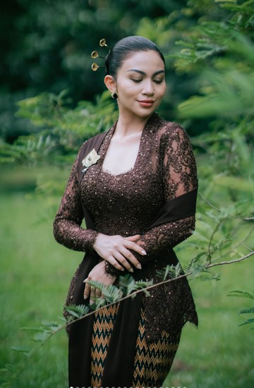 Ariel Tatum Anggun Kenakan Kebaya Klasik Warisan Keluarga di Pernikahan Malaysia
