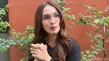 Ussy Sulistiawaty mengakui unggahan di akun Threads-nya soal orang yang nggak bayar utang selama 15 tahun, ditujukan kepada seorang pria. Dia mengakui ada saja orang yang meminjam uang kepadanya karena nggak tegaan. Foto: Febryantino/detikcom