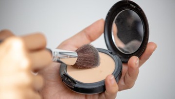 Rahasia Tampilan Makeup Panggung dan Pesta yang Tahan Lama: 5 Rekomendasi Bedak Glowing Terbaik