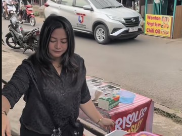 Pedangdut Jelita Bahar menjelaskan sama sekali gak malu berjualan risol di pinggir jalan. Foto: dok TikTok Jelita Bahar