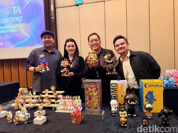 Faza Meonk (kiri) Sambut Amazing Toy Show. (Foto: Febryantino Nur Pratama)
