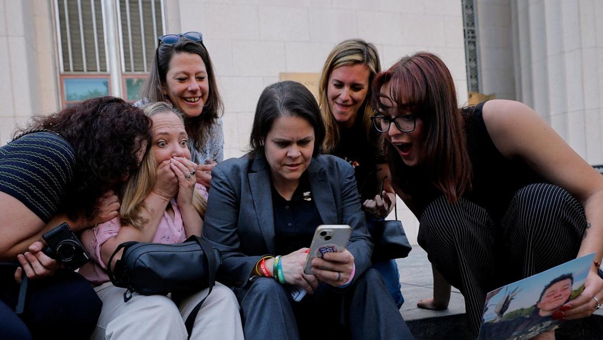 Foto: Amy Neville, ibu dari Alexander, Mary Rodee, ibu dari Riley Basford, Shelby Knox, pengacara Laura Marquez-Garrett, pengacara Lennon Torres, dan CEO Heat Initiative Sarah Gardner bereaksi di luar pengadilan setelah juri memutuskan Meta dan Google bersalah dalam kasus uji coba penting yang menuduh Meta dan YouTube milik Google membahayakan kesehatan mental anak-anak melalui platform media sosial yang adiktif, di Los Angeles, California, AS, 25 Maret 2026. (REUTERS/Mike Blake)